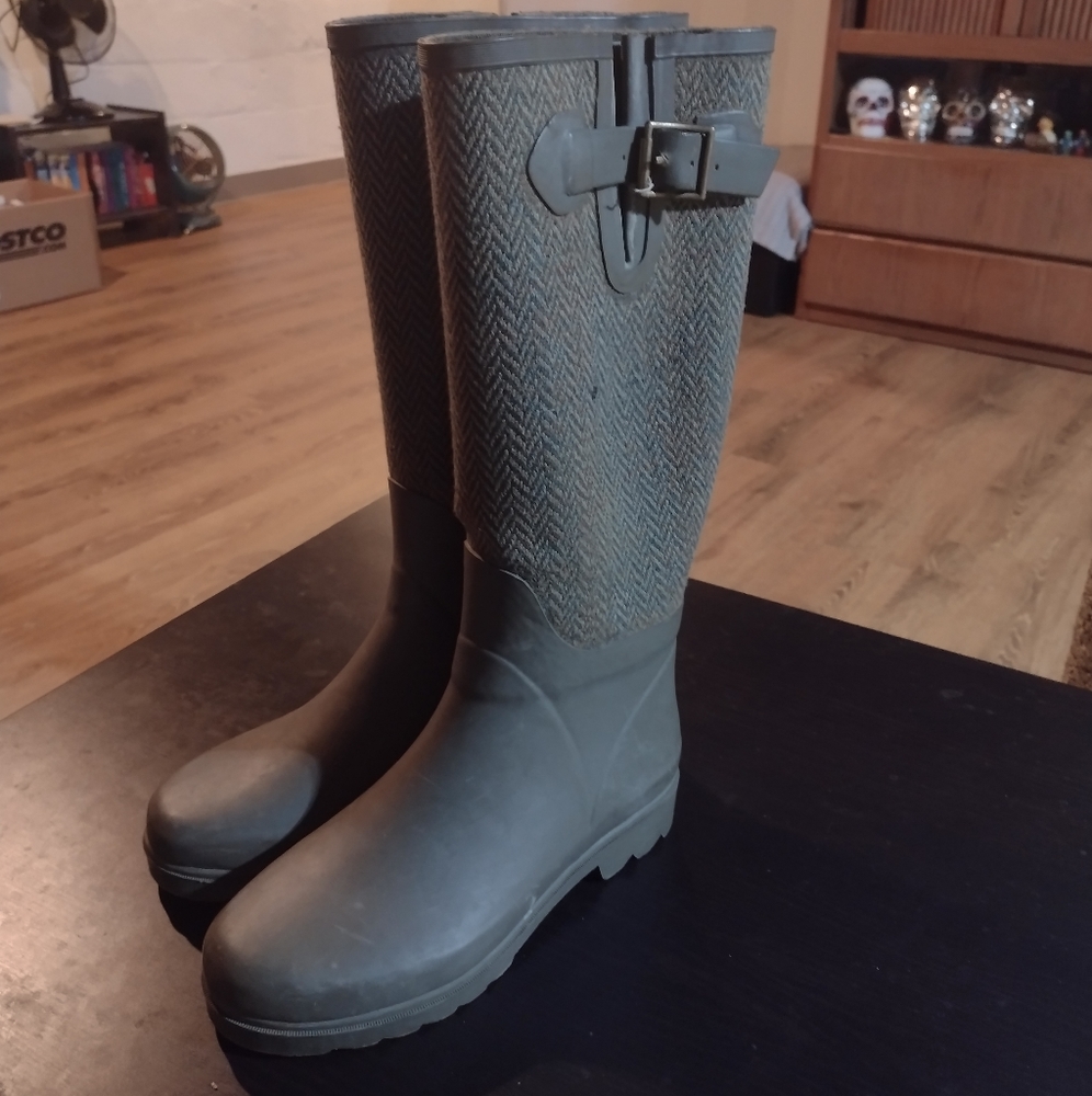 Banana Republic army green rain boots, size 7